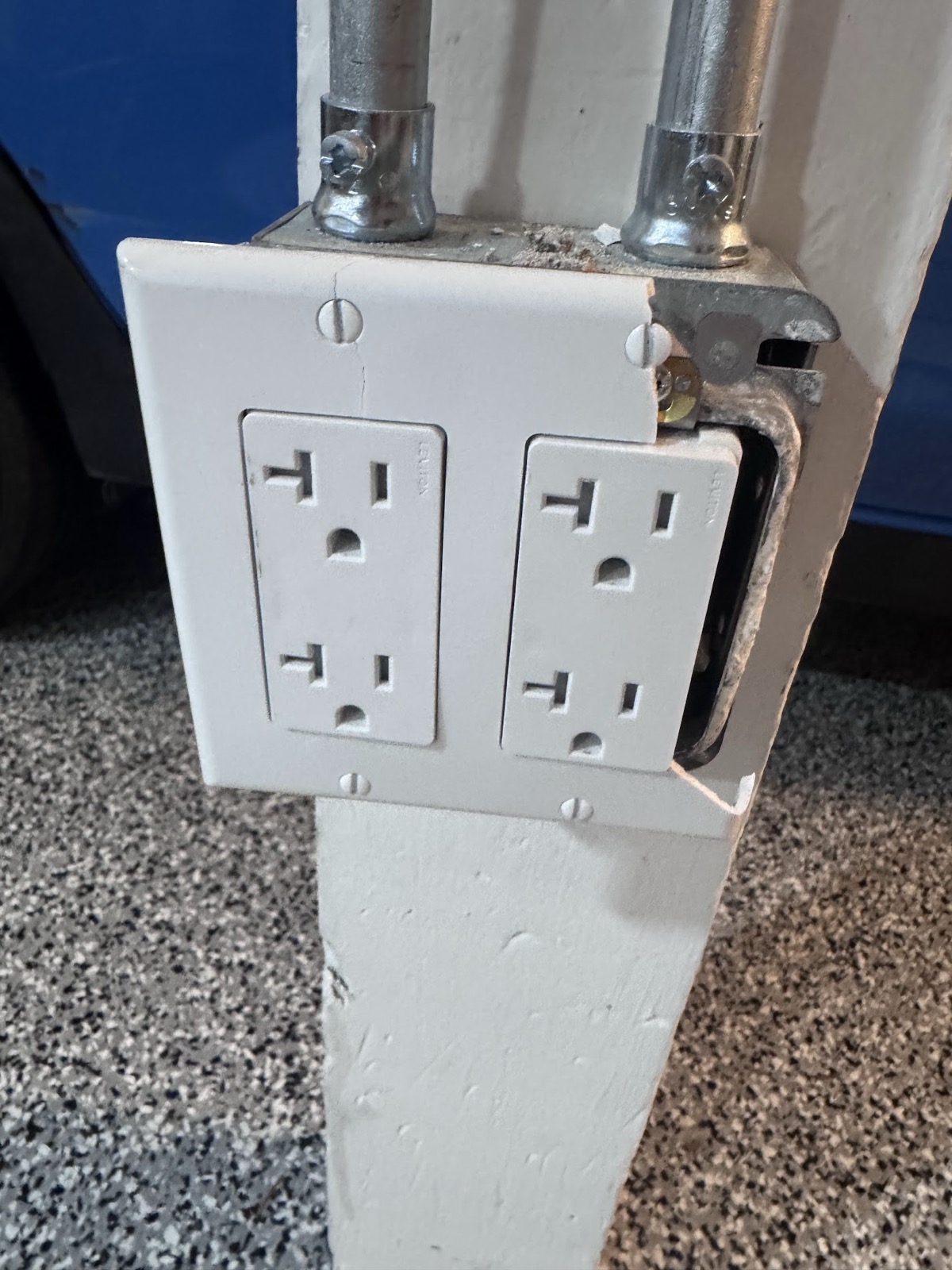The original broken outlet cover